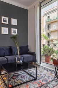 sala de estar con sofá y mesa en Sagrada Familia V, en Barcelona