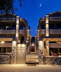 een weergave van de ingang van een hotel 's nachts bij Villa Teresa Luxury Suites in Limenas