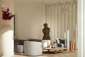 Uma área de estar em Once in Mykonos - Designed for Adults