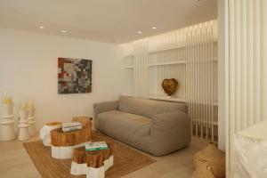 Uma área de estar em Once in Mykonos - Designed for Adults