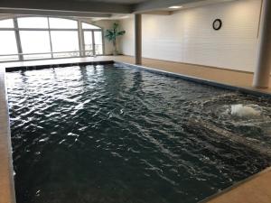 una piscina vacía con agua en un edificio en Appartement La Mongie, 3 pièces, 7 personnes - FR-1-404-248, en Bagnères-de-Bigorre