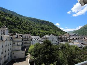 Vistas a una ciudad con montañas en el fondo en Appartement Bagnères-de-Luchon, 2 pièces, 4 personnes - FR-1-313-135, en Luchon