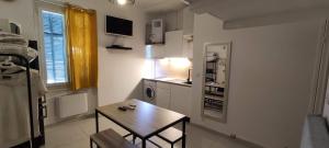 Una cocina o zona de cocina en Nice Apartment S4