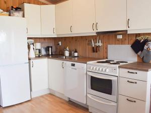 A kitchen or kitchenette at Holiday home NESBYEN II
