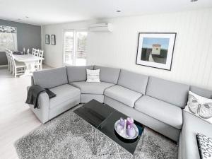 sala de estar con sofá y mesa en Apartment Halsanaustan, en Korsnes