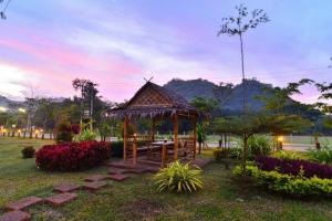 gazebo con tavolo e sedie in un parco di Family Resort Khao Yai a Pak Chong