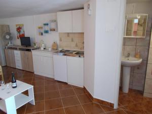 Kuchyňa alebo kuchynka v ubytovaní Apartments Azoa
