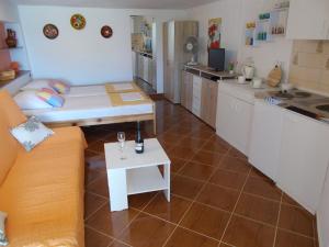 Kuchyňa alebo kuchynka v ubytovaní Apartments Azoa