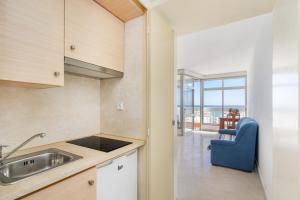 Η κουζίνα ή μικρή κουζίνα στο DreamView Studio by Encantos do Algarve - 1713