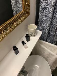bagno con lavandino, specchio e servizi igienici di Apartmány Zámecká a Moravská Třebová