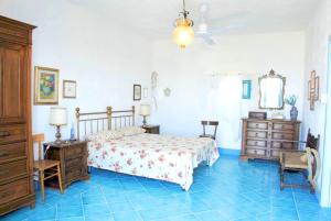 1 dormitorio con cama, tocador y espejo en 3 bedrooms apartement with wifi at Serrano, en Serrano