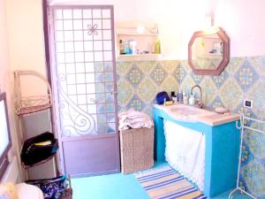 y baño con lavabo y espejo. en 3 bedrooms apartement with wifi at Serrano, en Serrano