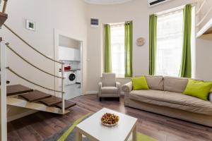 sala de estar con sofá y mesa en Downtown Greenie Home en Budapest