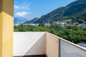 a balcony with a view of a city and mountains at Incantevole appartamento con parcheggio gratuito in Trento