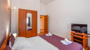 Ein Bett oder Betten in einem Zimmer der Unterkunft Apartments Svarog