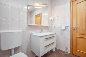 Ein Badezimmer in der Unterkunft Apartments Svarog