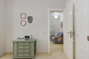un pasillo con una cómoda verde y una silla azul en Apartment Las Canteras Beach, en Las Palmas de Gran Canaria