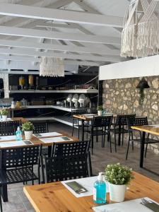 Bacoli Hotel tesisinde bir restoran veya yemek mekanı