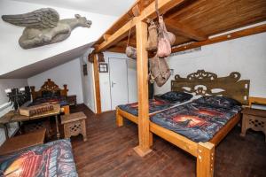 1 dormitorio con 2 literas en una habitación en Housův Mlýn, en Tábor