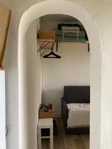 Zimmer mit Sofa und Bett in einem Zimmer in der Unterkunft Quai Bonamour in Capbreton