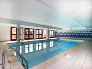 - une grande piscine dans une maison dans l'établissement A105- Appartement 2 pieces cabine 6 personnes, à Orcières