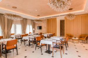 HUMA Kotor Bay Hotel and Villas的休息区