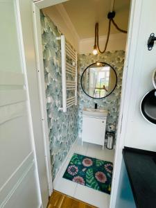 a small bathroom with a sink and a mirror at Romantyczny domek dla dwojga in Jabłonka