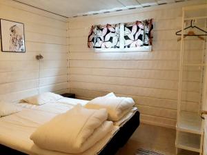 Un pat sau paturi într-o cameră la Kultsjögården-Saxnäs- Marsfjäll 10