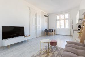 O zonă de relaxare la Designer Apartment on the Budapest Broadway with 2BR and AC