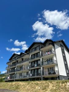 um edifício na praia com um céu azul em 4Rest Spot Bieszczady em Ustrzyki Dolne