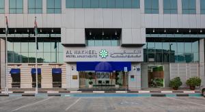 Un edificio con un cartel en el frente. en Al Nakheel Hotel Apartments Abu Dhabi, en Abu Dabi
