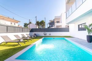 ein Swimmingpool im Hinterhof eines Hauses in der Unterkunft Villa Cuca in Aroeira