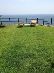 ヴィエトリにあるIl Nido Residenceの草原の椅子2脚とテーブル