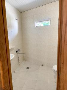 Vannituba majutusasutuses Cottage Коттеджи с балконом
