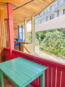 Rõdu või terrass majutusasutuses Cottage Коттеджи с балконом