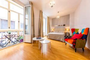Posteľ alebo postele v izbe v ubytovaní Holidays2Malaga Capitan Studio renovated with patio & balconies in the city center