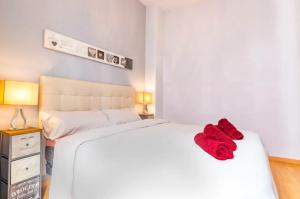 Posteľ alebo postele v izbe v ubytovaní Holidays2Malaga Capitan Studio renovated with patio & balconies in the city center