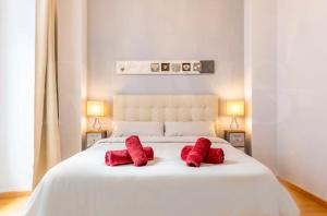 Posteľ alebo postele v izbe v ubytovaní Holidays2Malaga Capitan Studio renovated with patio & balconies in the city center