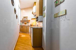 Kuchyňa alebo kuchynka v ubytovaní Holidays2Malaga Capitan Studio renovated with patio & balconies in the city center