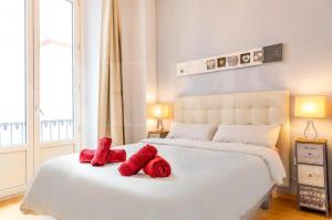 Posteľ alebo postele v izbe v ubytovaní Holidays2Malaga Capitan Studio renovated with patio & balconies in the city center