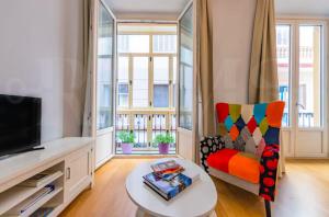 Televízia a/alebo spoločenská miestnosť v ubytovaní Holidays2Malaga Capitan Studio renovated with patio & balconies in the city center
