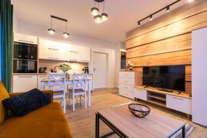 Kuchyňa alebo kuchynka v ubytovaní Apartament Liściasty 1 z tarasem - Dream Apart