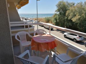 balcón con mesa, sillas y vistas al océano en Apartamentos Argonavis, en L'Estartit