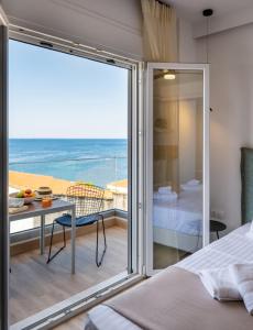 Aiora Suites by Booking Kottas في بساكوديا: غرفة نوم مطلة على المحيط
