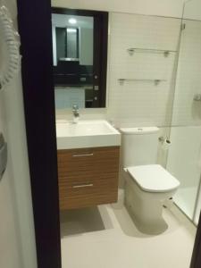La salle de bains est pourvue de toilettes, d'un lavabo et d'un miroir. dans l'établissement Loft BAINIS Peregrinos & Uso Turístico, à A Guarda