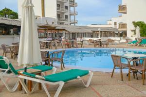 Бассейн в Hotel Pinos Playa или поблизости