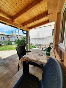 een patio met een houten pergola en een tafel en stoelen bij Lana 1 in Senj