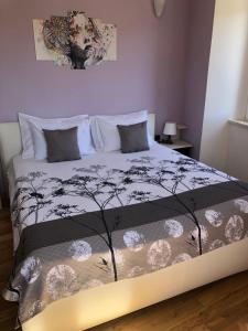 Ένα ή περισσότερα κρεβάτια σε δωμάτιο στο Apartment Tashi, Korzo - Rijeka, 2 bedrooms