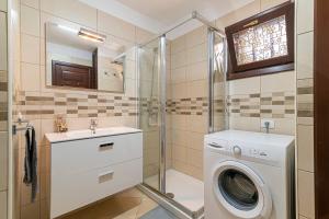 Bagno di GO2TENERIFE Apart'Elisa Near the beach & Pool view