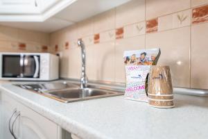 Cucina o angolo cottura di GO2TENERIFE Apart'Elisa Near the beach & Pool view